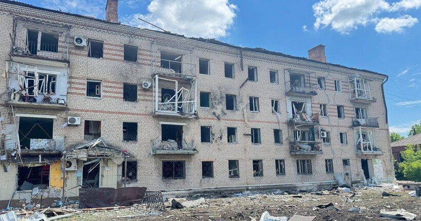 Росіяни вдарили трьома КАБами по центру Слов'янська: пошкоджено понад 20 багатоповерхівок, є поранені