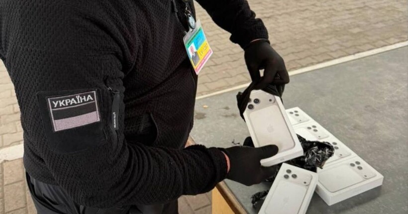 Прикордонники викрили двох жінок, які намагались провезти 14 iPhone 17 Pro Max
