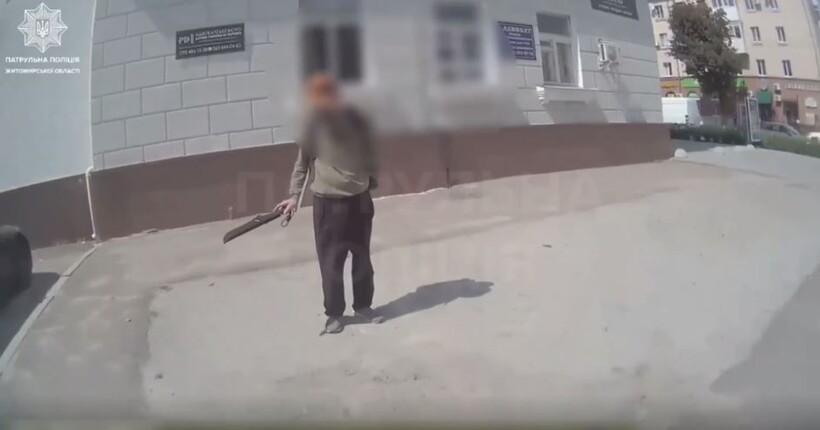 У Житомирі чоловік погрожував перехожим ножем (відео)