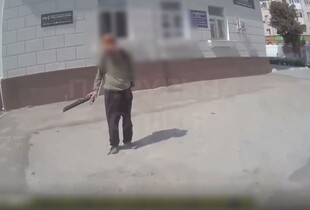 У Житомирі чоловік погрожував перехожим ножем (відео)