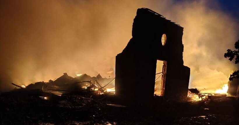 Ворог поцілив по кіностудії Довженка у Києві: згоріла найстаріша костюмна колекція України