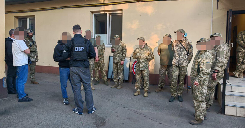 На Одещині ДБР затримало дев'ятьох учасників групи, які катували чоловіків у РТЦК