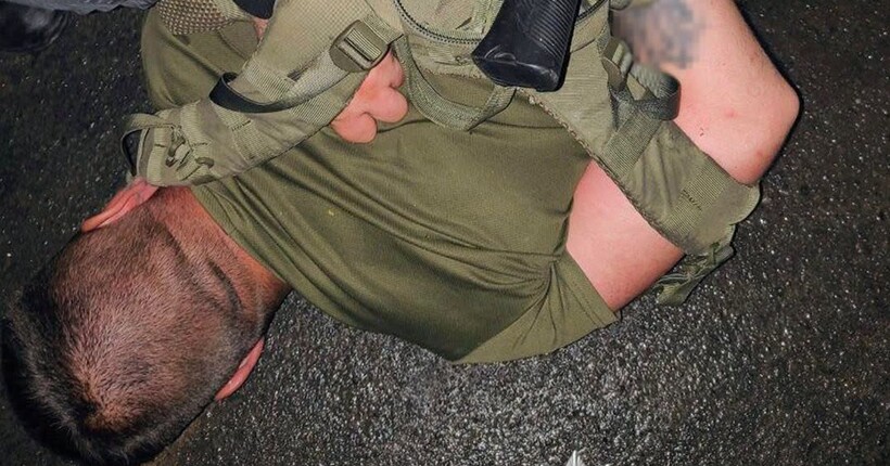 На Хмельниччині чоловік стріляв по будівлі ТЦК з автомата: зловмисника затримали
