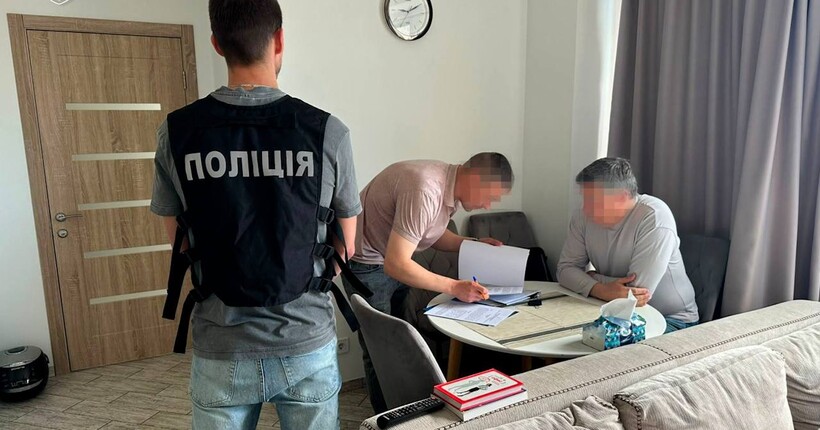 Ексголову Мінкульту підозрюють у незаконному переправленні чоловіків за кордон