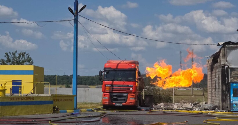 Ворог атакував південь Одещини: пошкоджені паливні ємності, горів газовоз