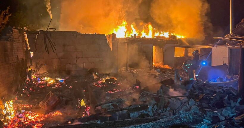 росія вдарила по будинку багатодітної родини на Сумщині: троє людей загинули, є поранені
