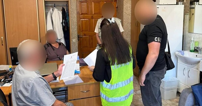 У Сумах трьох лікарів підозрюють у хабарництві за безоплатне лікування