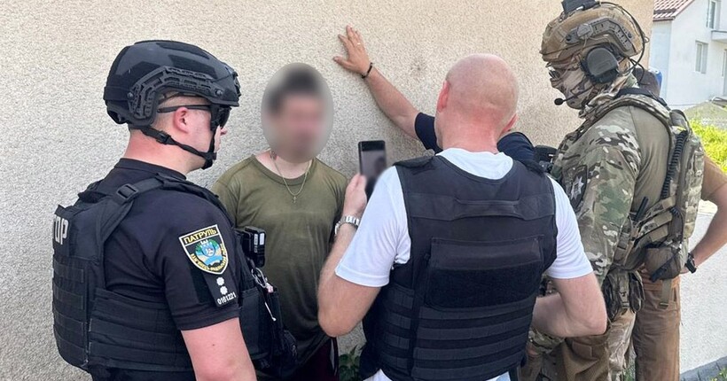 На Хмельниччині 26-річний чоловік погрожував поліцейським автоматом, які прибули на виклик щодо домашнього насилля