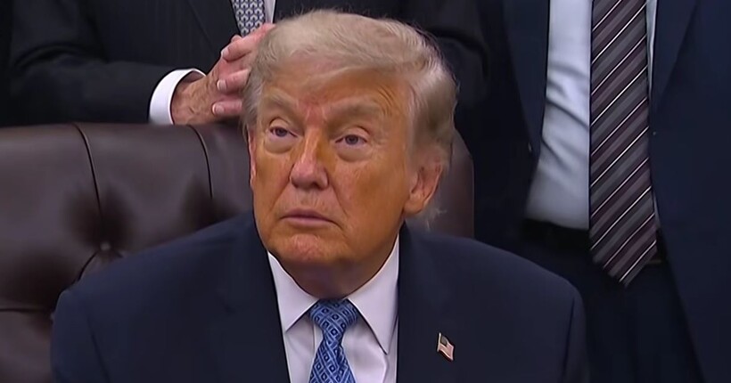 Трамп показав новий дизайн паспорта США зі своїм портретом (фото)