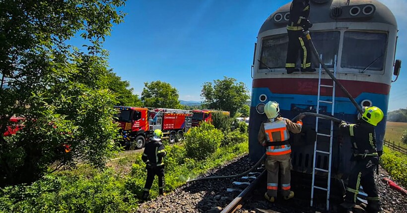 На Закарпатті під час руху загорівся локомотив дизель-поїзда (фото)