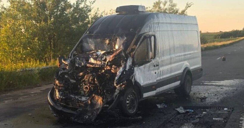 На Харківщині водій врізався в авто дорожників: постраждав робітник