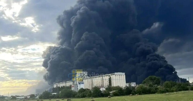 Україна завдала ударів по двох російських НПЗ за ніч (відео)