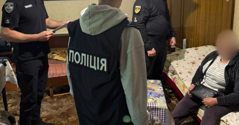 Багатодітна харків'янка змушувала свою 14-річну доньку зніматись в 
