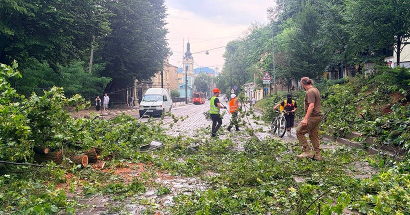 Негода у Львові: сильний вітер зірвав дах будівлі Шевченківської райадміністрації