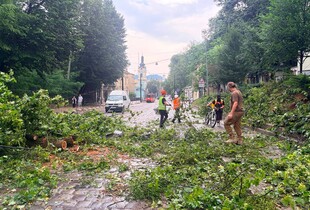 Негода у Львові: сильний вітер зірвав дах будівлі Шевченківської райадміністрації