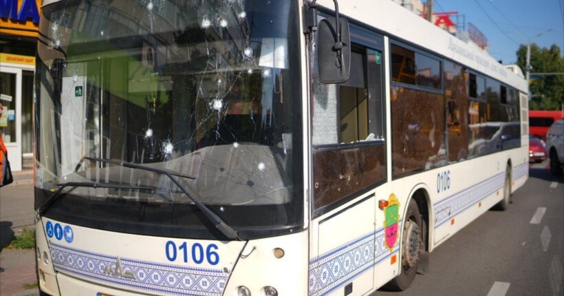 Ворожий дрон влучив поряд з автобусом у Запоріжжі: постраждали підлітки