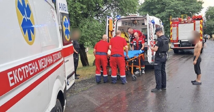 На Волині блискавка вдарила біля озера: сім людей втратили свідомість