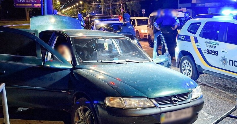 У Миколаєві чилієць застрелив з автомата двох товаришів, з якими їхав автівкою
