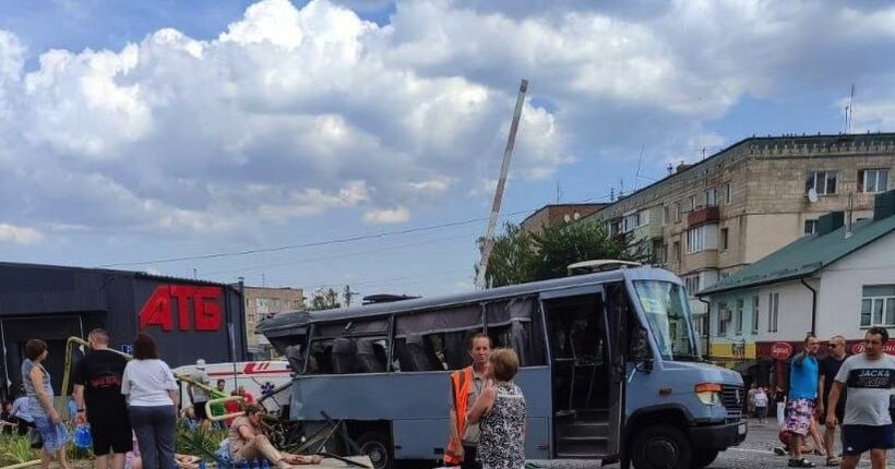 На Рівненщині поїзд зіткнувся з маршруткою: троє загиблих, є травмовані