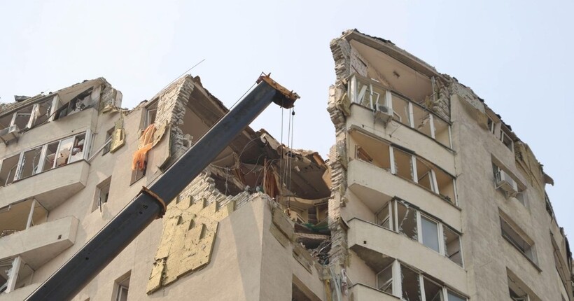 У Дарницькому районі столиці завершили пошукову операцію на місці влучання ракети рф у дев'ятиповерхівку (фото)
