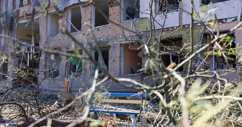Під ударом будинки, підприємства і АЗС, десятки поранених: наслідки обстрілів за добу