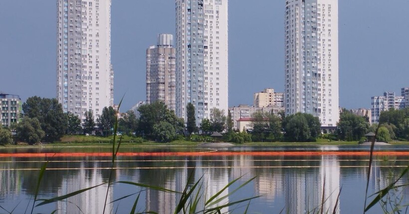 Через російський удар по АЗС у Києві в Кирилівське озеро вилилось понад 350 тонн нафтопродуктів