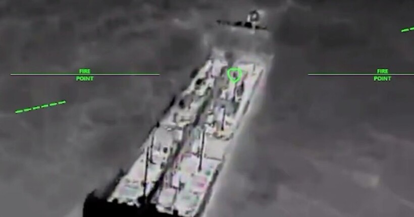 СБС спільно з ВМС уразили два танкери рф з паливом в Азовському морі і комплекси С-400 (відео)