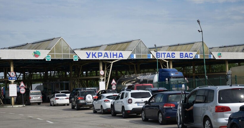 На кордоні зростають черги: за добу пункти пропуску перетнули 145 000 громадян