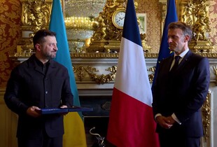 Зеленський нагородив Макрона орденом Свободи під час зустрічі в Парижі