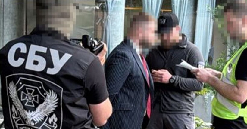 У Києві затримали адвоката, який вимагав $30 000 за 