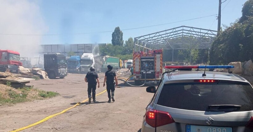 У Чернігові через удар російського БпЛА згоріло 12 автівок (фото)