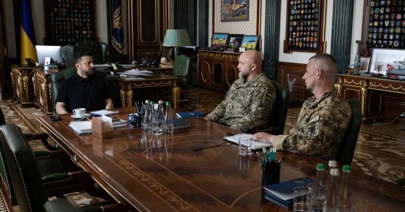 Зеленський обговорив із військовим командуванням ситуацію на фронті 