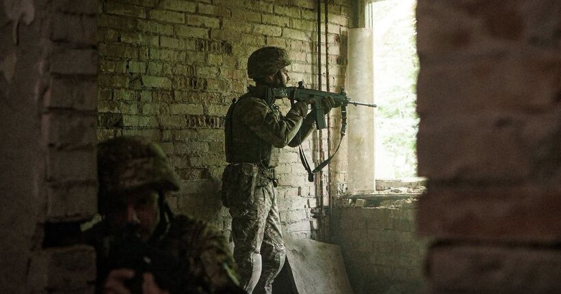 Росіян женуть на штурми під загрозою знищення власними дронами – Трегубов