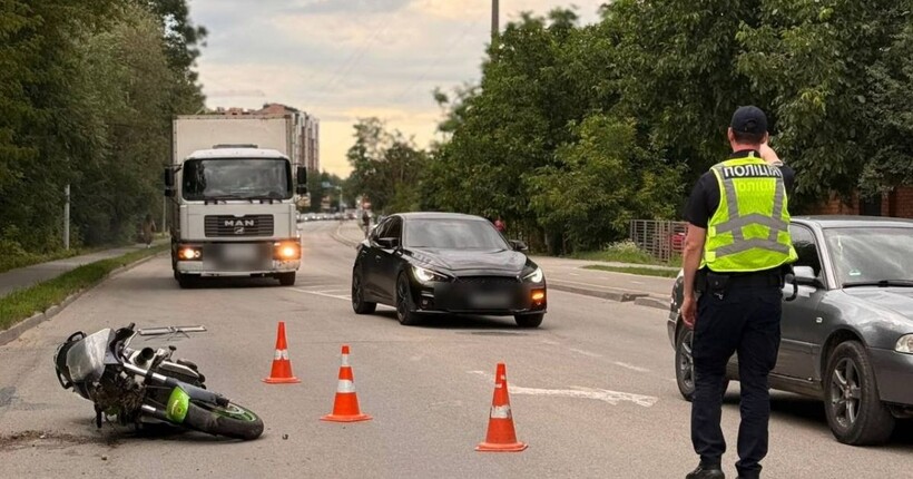 В Івано-Франківську мотоцикліст після зіткнення з легковиком збив матір з дівчинкою на переході