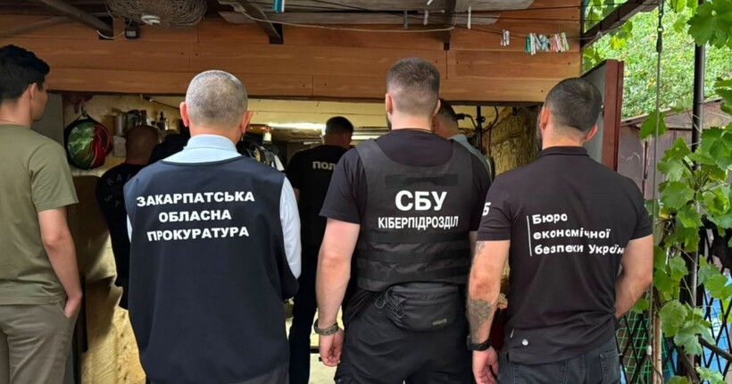 Фальшиві печатки ТЦК, МСЕК та дипустанов: на Закарпатті викрили підпільну майстерню