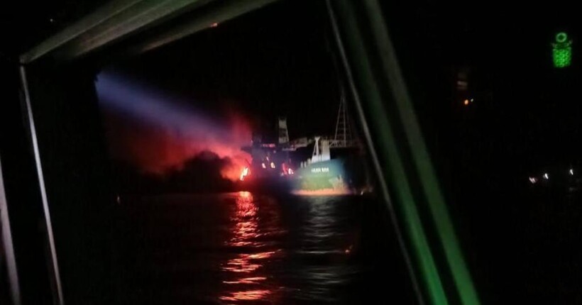 Ворог вдарив по судну у Чорному морі: прикордонники врятували 16 членів екіпажу
