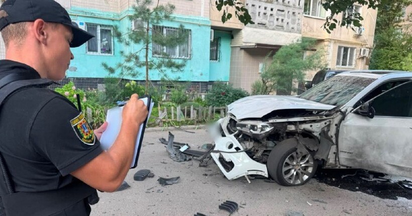 В Одесі у дворі багатоповерхівки вибухнула автівка (відео)