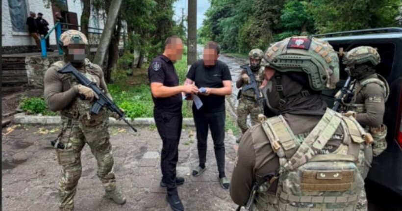 Двоє військовоих медичної роти полку 