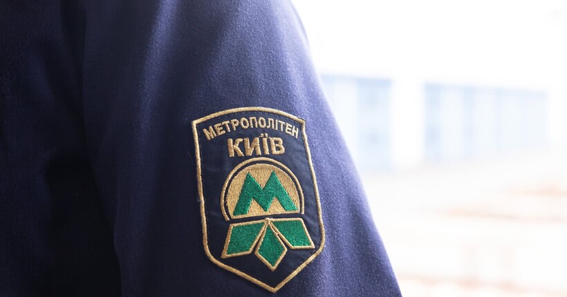 Наслідки атаки рф у Києві: пошкоджено вхід до станції метро 