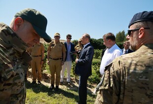 Туск на місці прильоту ракети: "росія щосили намагатиметься зняти з себе відповідальність"