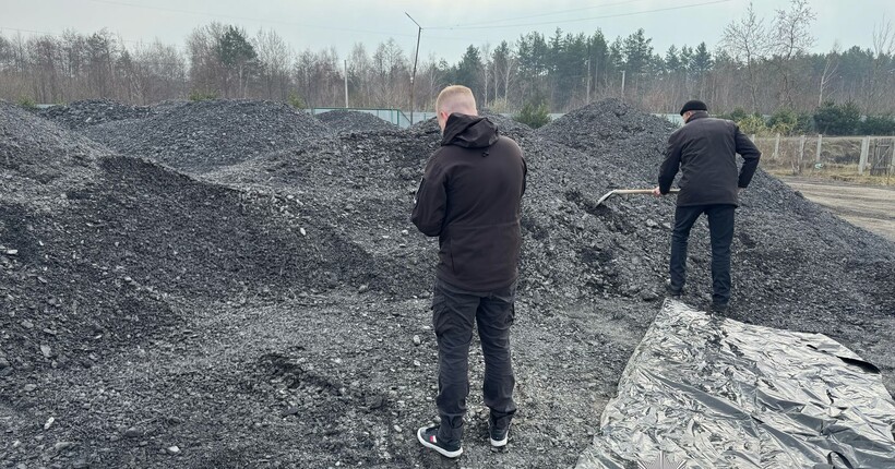 Неякісне вугілля для лікарень і училищ під час блекаутів: учасникам організованої групи вручили підозри