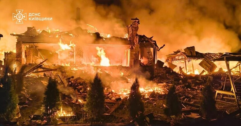 На Київщині від атаки рф повністю згорів приватний будинок: загинула маленька дитина