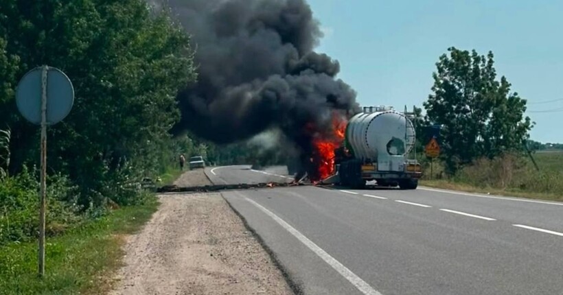 Окупанти вдарили по вантажівці з цистерною на Одещині: двоє загиблих