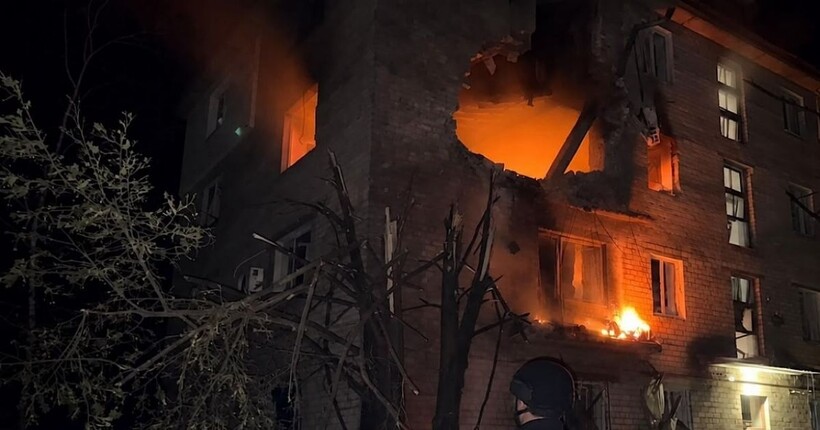 Росіяни ударними БпЛА атакували житлові багатоповерхівки у Марганці на Дніпропетровщині: загинуло немовля