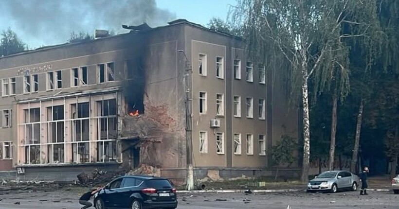 Ворог завдав удару по центру міста Мена на Чернігівщині: поранено 12 людей
