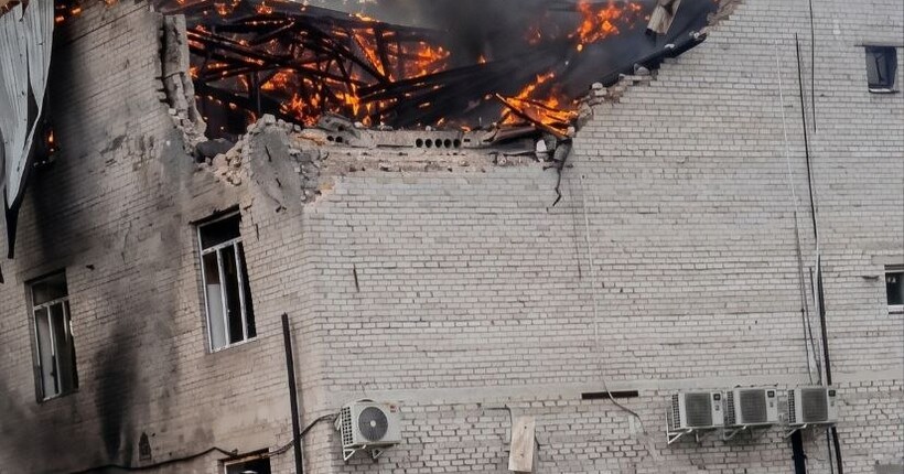 Росіяни двічі вдарили по бізнес-центру в Лозовій на Харківщині: 10 осіб постраждали