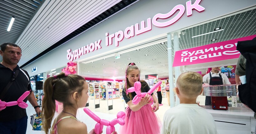 Російські війська зруйнували розподільчий центр “Будинку Іграшок” у Києві
