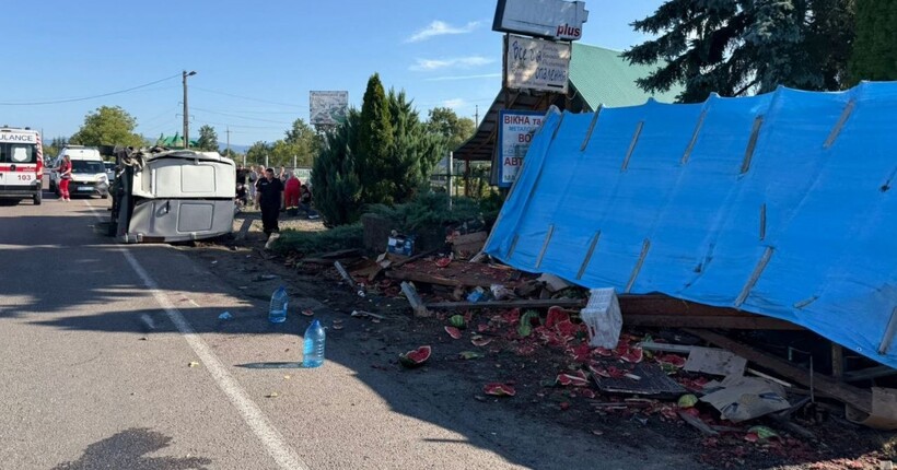 На Закарпатті сталася смертельна ДТП за участю автобуса та вантажівки (відео)