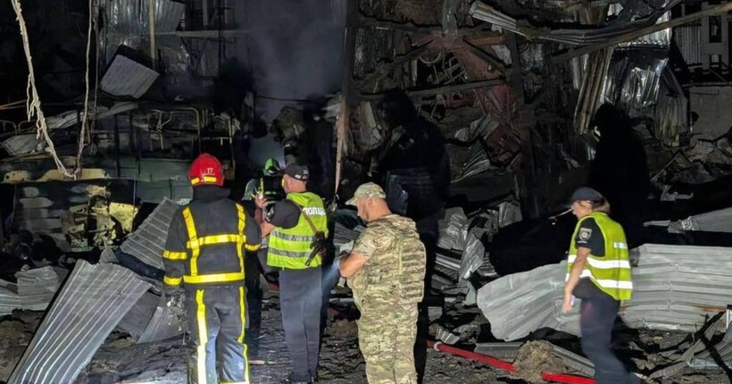 Зеленський: Під час нічної атаки рф загинули 12 людей, серед них громадянин Індії