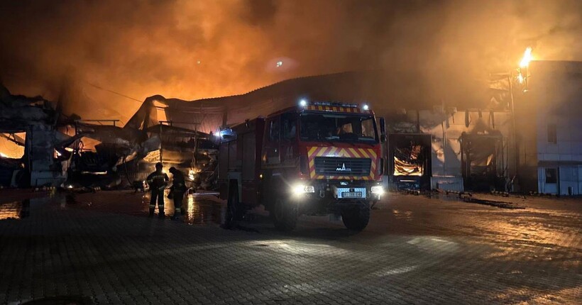 У Борисполі на Київщині ворожий БпЛА поцілив у житлову багатоповерхівку: які наслідки